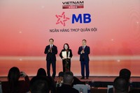 Bà Vũ Thị Hải Phượng, Phó Chủ tịch HĐQT MB nhận vinh danh từ ban tổ chức.