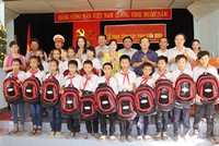 Báo Đầu tư trao cặp phao cứu sinh, mũ bảo hiểm cho học sinh Nghệ An, Hà Tĩnh, Quảng Bình