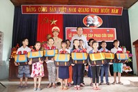 Báo Đầu tư trao cặp phao cứu sinh, mũ bảo hiểm cho học sinh  Quảng Bình, Quảng Trị.