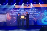 Đại diện tổ chức xếp hạng tín nhiệm quốc tế A.M.Best trao chứng nhận xếp hạng cho PJICO