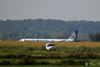 Chiếc máy bay Airbus A321 hạ cánh xuống cánh đồng ngô