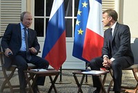 Tổng thống Nga Vladimir Putin và Tổng thống Pháp Emmanuel Macron
