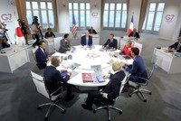 Các nhà lãnh đạo tại Hội nghị thượng đỉnh G7 ở Biarritz, Pháp. Ảnh: AP.