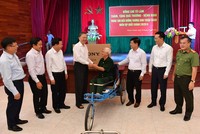 Đại tướng Tô Lâm (thứ 4 từ trái sang) cùng Tổng Giám đốc Vietcombank Phạm Quang Dũng (thứ 2 từ phải sang) thăm hỏi và tặng quà đại diện các đ/c thương binh tại Trung tâm.