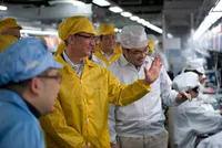 Tim Cook, CEO của Apple, thăm nhà máy sản xuất iPhone của Foxconn ở Trịnh Châu (Trung Quốc). Ảnh: Bloomberg.