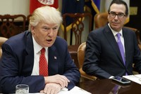 Tổng thống Mỹ Donald Trump và Bộ trưởng Tài chính Mỹ Steven Mnuchin. Ảnh: AP.
