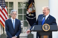 Jerome Powell, Thống đốc Fed và Tổng thống Mỹ Donald Trump. Ảnh: Bloomberg.