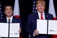 Thủ tướng Nhật bản Shinzo Abe và Tổng thống Mỹ Donald Trump tại Lễ ký kết thương mại song phương ngày 25/9. Ảnh: Reuters.