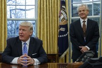 Tổng thống Mỹ Donald Trump và Peter Navarro, Cố vấn kinh tế cấp cao của Nhà Trắng. Ảnh: AP.