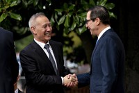 Phó Thủ tướng Trung Quốc Lưu Hạc và Bộ trưởng Tài chính Mỹ Steven Mnuchin. Ảnh: Bloomberg.