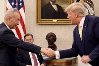 Phó Thủ tướng Quốc vụ viện Trung Quốc Lưu Hạc và Tổng thống Mỹ Donald Trump tại Nhà Trắng ngày 11/10. Ảnh: Getty Images.