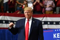 Tổng thống Mỹ Donald Trump tại Trung tâm hành chính Monroe, thành phố Monroe, Louisiana hôm 6/11. Ảnh: AFP.