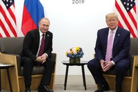Tổng thống Nga Vladimir Putin và Tổng thống Mỹ Donald Trump tại Hội nghị thượng đỉnh G20, Osaka, Nhật Bản. Ảnh: Getty Images.