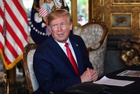 Tổng thống Mỹ Donald Trump trong buổi phóng vấn báo chí hôm 24/12 tại khu nghỉ dưỡng Mar-a-Lago, Palm Beach, Florida. Ảnh: AFP.