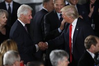 Cựu Tổng thống Bill Clinton và Tổng thống Donald Trump tại Tiệc nhậm chức tháng 1/2017. Ảnh: Getty Images.