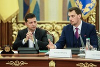 Tổng thống Ukraine Volodomyr Zelensky và Thủ tướng Oleksiy Honcharuk. Ảnh: KyivPost.