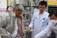 Thứ trưởng Y tế Nguyễn Trường Sơn (bên trái) kiểm tra công tác phòng chống dịch tại Bệnh viện Chợ Rẫy, TP.HCM, ngày 23/1. Ảnh: Trương Khởi.