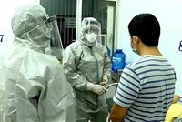 Nhân viên y tế thực hiện các biện pháp nghiệp vụ với bệnh nhân nghi mắc nCoV. (Ảnh: Thành Chung/TTXVN)