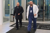 Tổng thống Nga Vladimir Putin và bác sỹ Denis Protsenko gặp gỡ ngày 24/3. Ảnh: TASS.