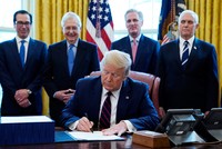 Tổng thống Mỹ Donald Trump ký gói cứu trợ Covid-19 tại Nhà Trắng ngày 27/3. Phía sau từ trái qua bao gồm Bộ trưởng Tài chính Steven Mnuchin, Lãnh đạo đa số tại Thượng viện Mitch McConnell,  Lãnh đạo thiểu số tại Hạ viện Kevin McCarthy và Phó Tổng thống Mike Pence. Ảnh: AP.