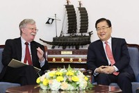 Cố vấn An ninh Quốc gia Mỹ John Bolton và Giám đốc Văn phòng An ninh Quốc gia Hàn Quốc Chung Eui-yong gặp nhau tại Seoul vào ngày 24/7/2019.