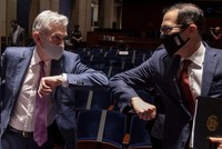 Chủ tịch Fed Jerome Powell và Bộ trưởng Tài chính Steven Mnuchin đeo khẩu trang đến phiên điều trần tại Hạ viện. Ảnh: WSJ. 