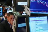 Liên tiếp nhận tin tiêu cực, giới đầu tư hoảng loạn thoát hàng