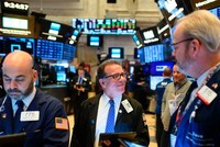 Giới đầu tư hồi hộp chờ tin vui