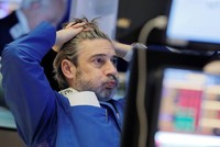 Lo lắng trước dữ liệu kinh tế mờ nhạt, giới đầu tư chạy đua thoát hàng