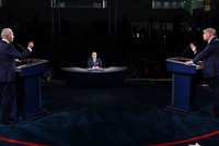 Hai ứng cử viên tổng thống Mỹ tại cuộc tranh luận trực tiếp ở Cleveland hôm 29/9. Ảnh: AFP.