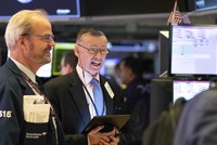 Dữ liệu kinh tế khiến giới đầu tư hưng phấn trước ngày bầu cử