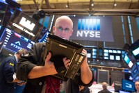 Giới đầu tư "sớm nắng chiều mưa"