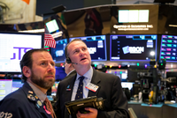 Giới đầu tư hoang mang