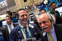 Thêm tin tích cực về vắc-xin Covid-19, giới đầu tư lại nô nức xuống tiền