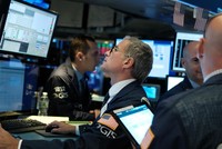 Giới đầu tư thận trọng khi nhận thông tin tốt xấu đan xen