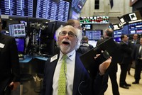 Tin tức tiêu cực ập đến, giới đầu tư bất an