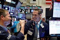 Nhận nhiều tín hiệu tích cực, giới đầu tư nô nức gom hàng