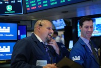 Gạt qua nỗi lo dịch bệnh, giới đầu tư liên tục gom hàng 