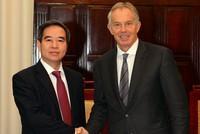 Thống đốc Nguyễn Văn Bình (trái) tiếp và làm việc với cựu Thủ tướng Anh Tony Blair
