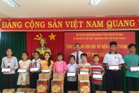 Ông Khúc Văn Họa, Phó tổng giám đốc TPBank trao quà cho các em nhỏ tại Hải đội 2.