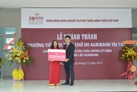 Giám đốc Agribank Ninh Thuận Đinh Xuân Sơn trao biểu trưng
Agribank tài trợ 13,5 tỷ đồng xây dựng Trường Tiểu học Ninh Chữ
