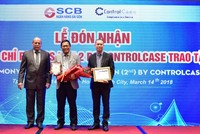Ông Lê Minh Huấn (giữa) - Phó tổng giám đốc phụ trách Khối Công nghệ thông tin SCB đón nhận chứng chỉ PCI DSS lần 2 từ ông Suresh Dadlani (trái)- Giám đốc Điều hành ControlCase