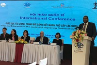 Ông Alwaleed Alatabani, Chuyên gia Trưởng trong lĩnh vực tài chính của Ngân hàng thế giới (WB) tại Việt Nam phát biểu tại hội thảo