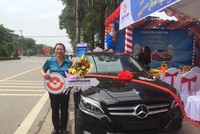 Khách hàng Lâm Thị Bích Lượng rạng rỡ bên xe ô tô Mercedes C200 2017 .