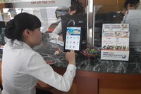Cán bộ nhân viên LienVietPostBank đang thực hành sử dụng máy tính bảng để giới thiệu cho khách hàng