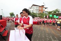 Ban lãnh đạo và các cán bộ Agribank tham gia ủng hộ cho các trẻ em có hoàn cảnh khó khăn tại Bệnh viện K3, Tân Triều