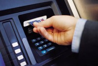 Chủ thẻ phụ từ dưới 15 tuổi có được sử dụng thẻ để rút tiền mặt?