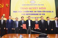 Thống đốc NHNN Việt Nam Lê Minh Hưng (đứng giữa) cùng Phó thống đốc NHNN Đoàn Thái Sơn (thứ 3 từ trái sang) trao quyết định cho Vietcombank và VIB