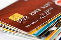 Không nhờ người khác đi mở thẻ ngân hàng thay cho mình