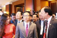 Phó Thủ tướng Chính Phủ Vũ Đức Đam tham quan gian hàng Ví Việt tại khu Triển lãm.